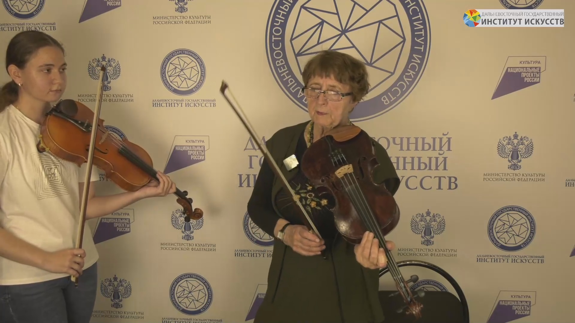 Скрипка методика. Группа девушек на струнных инструментах из Новосибирска.